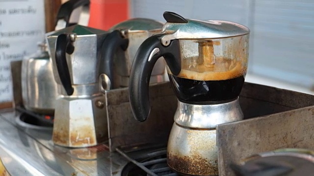摩卡壶用咖啡壶煮热咖啡视频素材