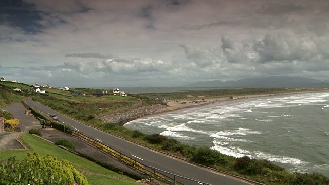 在爱尔兰丁格尔半岛西海岸的英斯特兰德湾的静态宽镜头。视频下载