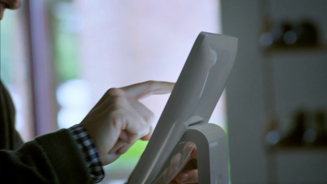 收银台的平板电脑可以旋转，顾客可以用触屏方形平板电脑签名视频素材