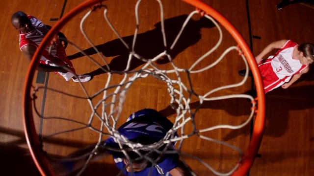 一个篮球运动员在助攻后灌篮。视频下载