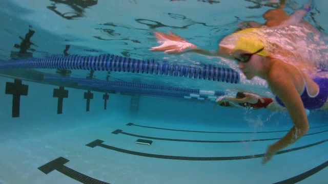 在自由泳比赛游泳者的水下侧面视频下载