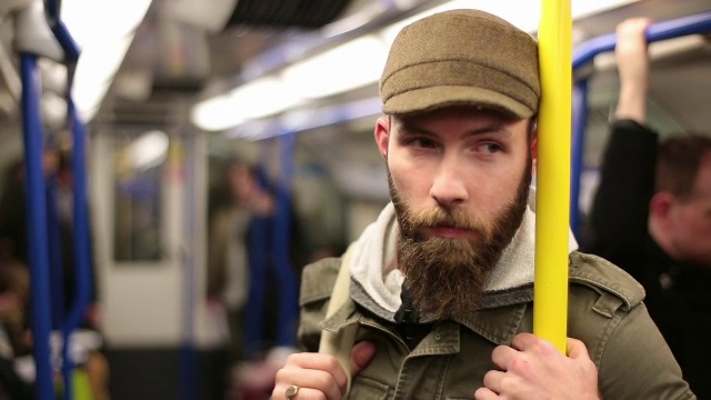一个年轻人乘坐地铁。视频下载