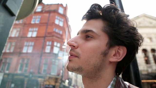 一个年轻人在街角抽烟。视频素材