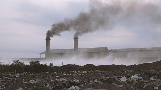 抽烟斗的工业工厂和垃圾场，破坏环境的概念视频下载