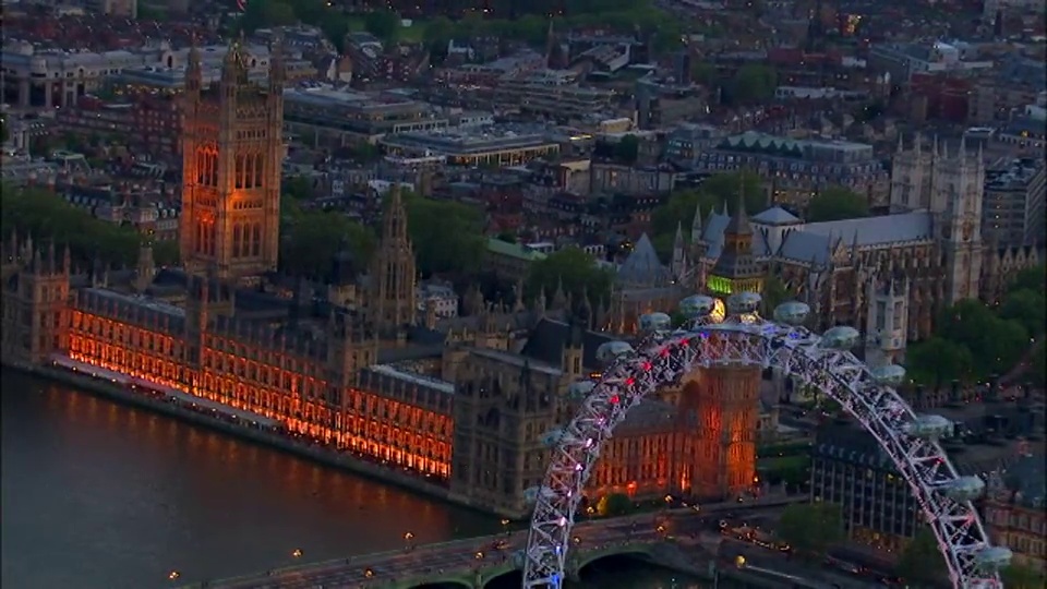 灯光照亮了伦敦的国会大厦。视频素材