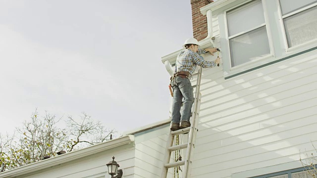 正在进行住宅维修的成年男性建筑工人视频素材