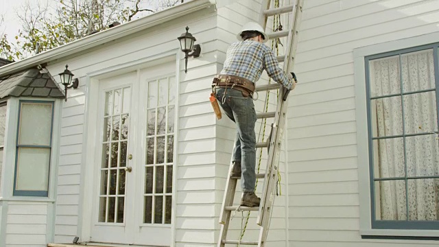 正在进行住宅维修的成年男性建筑工人视频下载