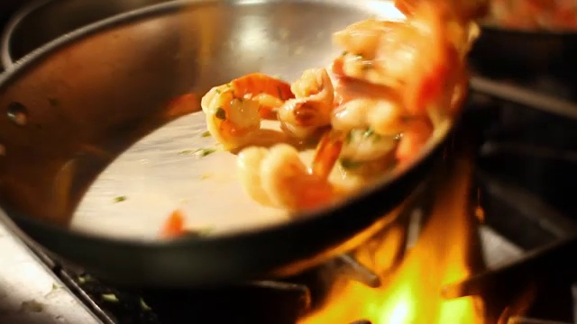 虾在锅里翻炒，放在炉子上。视频素材