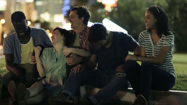 深夜，一群朋友坐在拉斯维加斯汽车旅馆外的路边大笑视频下载