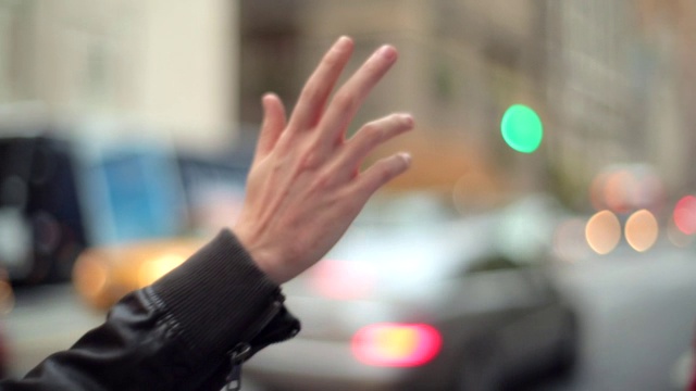 一个年轻人在繁忙的城市街角招呼出租车视频下载