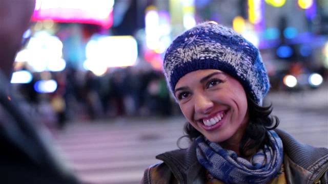 时代广场街角，可爱的年轻女子在玩弄男友的围巾视频素材