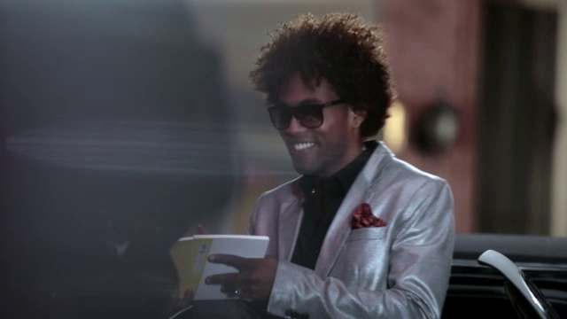 嘻哈明星跳出豪华轿车，签名签名，在颁奖典礼的红地毯上旋转视频下载