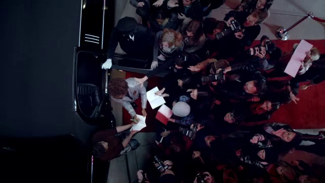 司机打开豪华轿车门，嘻哈歌手在颁奖典礼上为歌迷签名视频下载
