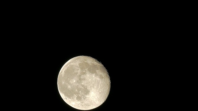 娥眉月在夜空中移动视频素材