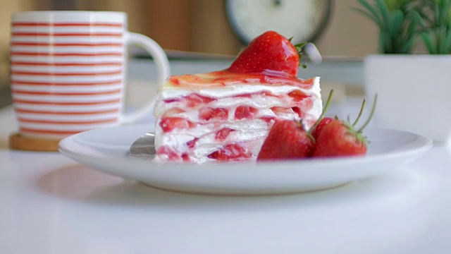 草莓可丽饼与草莓奶油与摄影运动视频素材