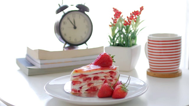 草莓可丽饼与草莓奶油与摄影运动视频素材
