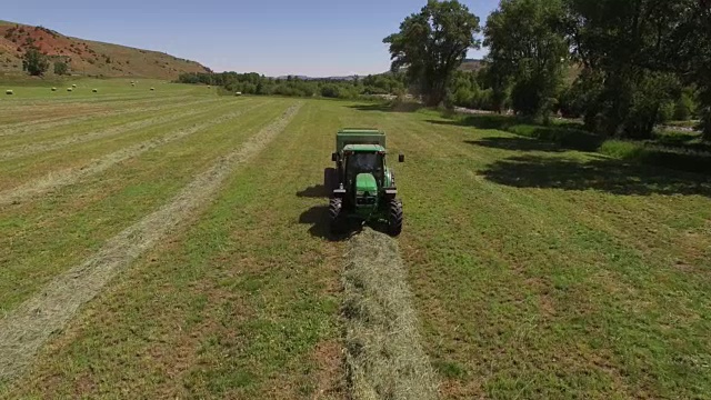 拖拉机无人机观看低近，4K玉米田和农业生产，如玉米，小麦，大豆，向日葵，葡萄园与拖拉机，伐木视频下载