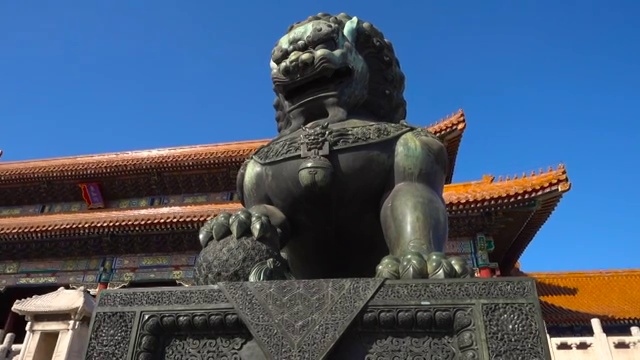 北京紫禁城的狮子雕像视频素材