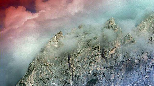 广角低角度延时云旋转的岩石山峰/科尔蒂纳丹佩佐，意大利视频下载