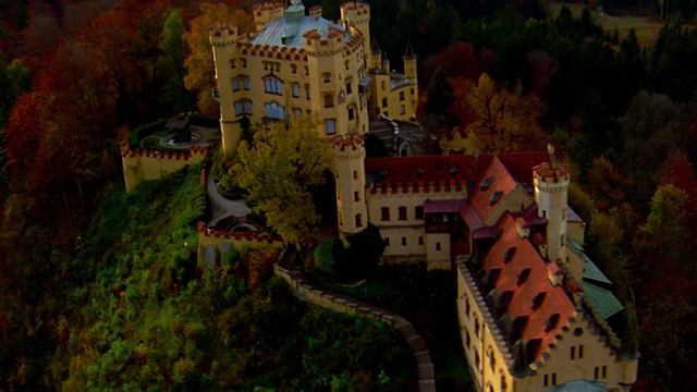 从空中俯瞰霍恩施万高城堡，背景是山谷、山脉和湖泊/德国巴伐利亚视频下载