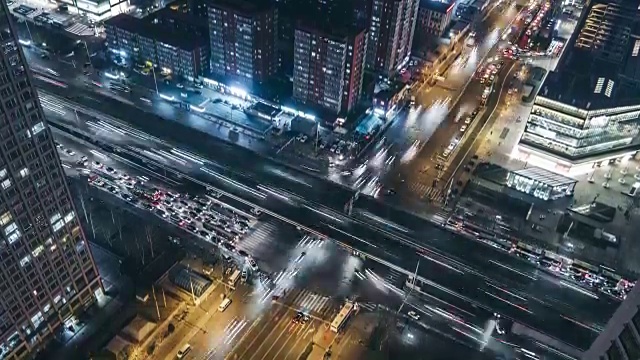 北京繁忙道路交汇处夜间鸟瞰图视频素材