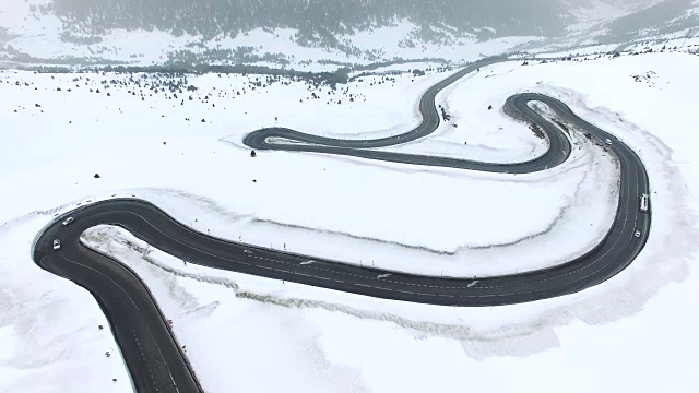 无人机在比利牛斯山脉上空拍摄的航拍镜头，上面有雪景和优美的曲线。4 k UHD。视频下载