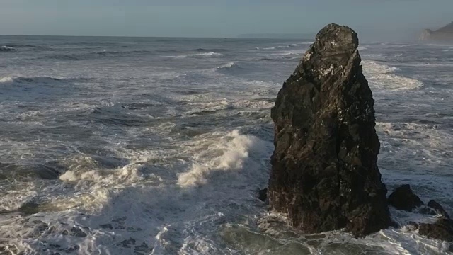 盘旋在岩石周围的海浪打破无人机，120帧/秒的慢动作，海浪环绕太平洋飞行视频下载