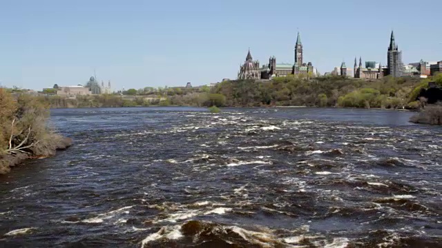 从渥太华河眺望加拿大议会大厦视频素材