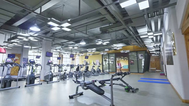 现代健身房的健身设备视频下载