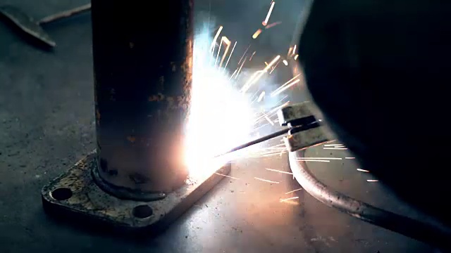 焊接金属管道视频素材
