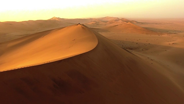 穿过纳米比亚沙漠视频素材