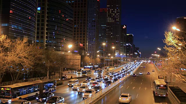 中国北京夜晚的城市街道视频下载