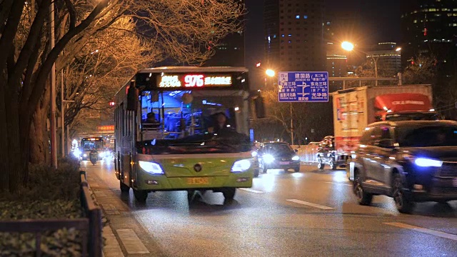 中国北京夜晚的城市街道视频下载