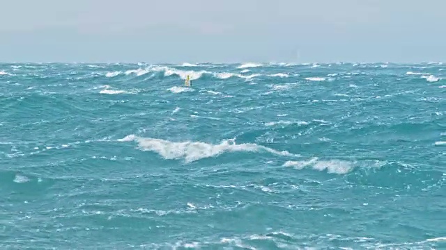 黄色浮标在波涛汹涌的海面上摇摆视频下载