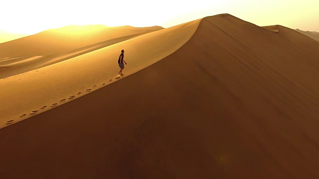 从沙丘上欣赏黎明视频素材