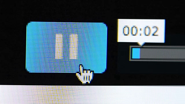 11点击电脑屏幕上的播放按钮的照片视频下载