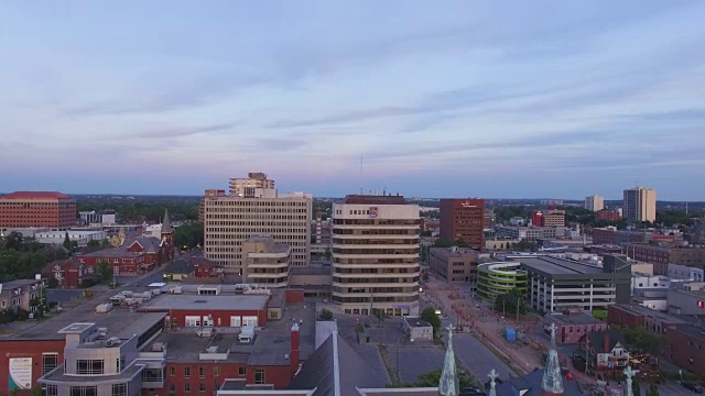 4K空中加拿大:基奇纳市中心的日落视频素材