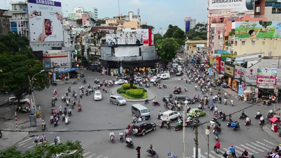 在亚洲越南胡志明市的西贡市中心，摩托车的海洋正在谈判视频下载