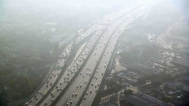 10号州际公路的鸟瞰图，也被称为圣莫尼卡高速公路，在洛杉矶，加利福尼亚州。视频素材