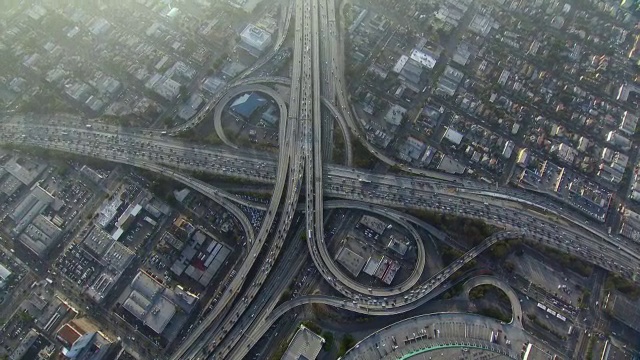 俯瞰洛杉矶立交交通。视频素材