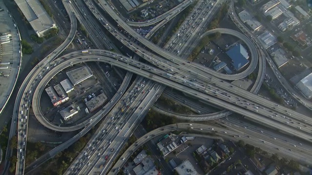 交通缓慢地从洛杉矶立交的一个环路进入港口高速公路或110号州际公路。视频素材