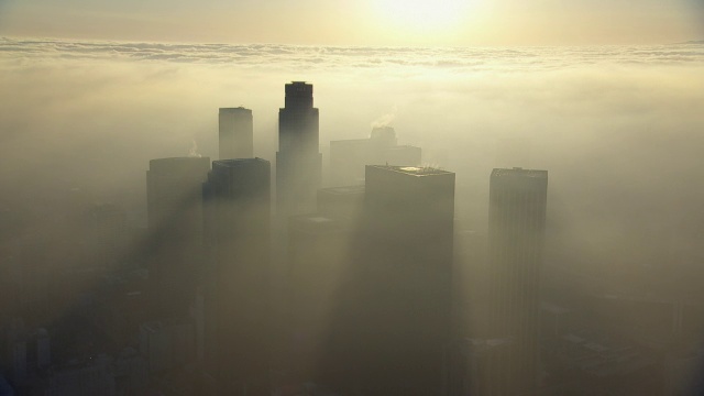 洛杉矶市中心被浓雾笼罩的鸟瞰图。在这个人口稠密的地区，汽车造成的污染加上地理上的特殊性，导致了洛杉矶臭名昭著的严重空气污染。视频素材