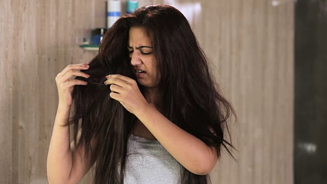 印度德里，一名年轻女子面临头发问题视频下载