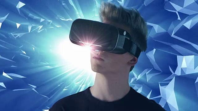 数字隧道里的年轻人。探索虚拟现实视频素材