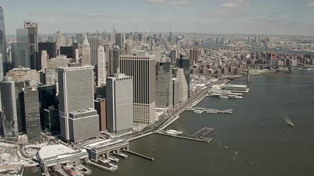 白天鸟瞰曼哈顿市中心，纽约市平移到布鲁克林大桥和曼哈顿大桥视频素材