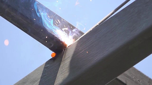 慢镜头高清:工人焊接金属。视频素材