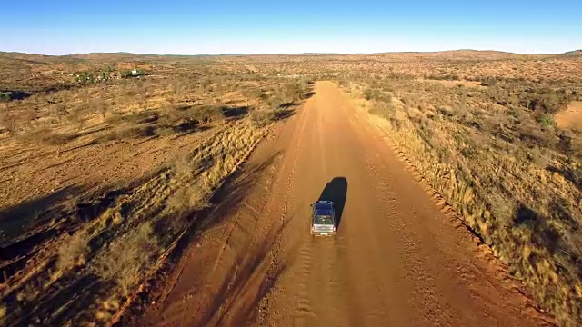 开车穿过干旱的纳米比亚风景视频素材