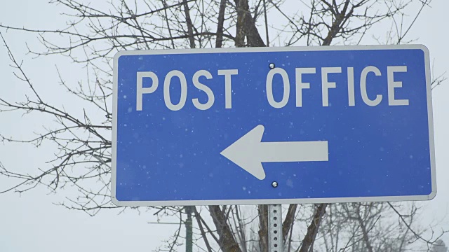 雪中的邮局标志视频下载