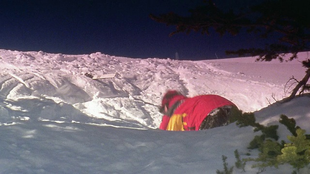 快动作中镜头滑雪者与极点山顶和下降坡向后/阿斯彭，科罗拉多州视频下载