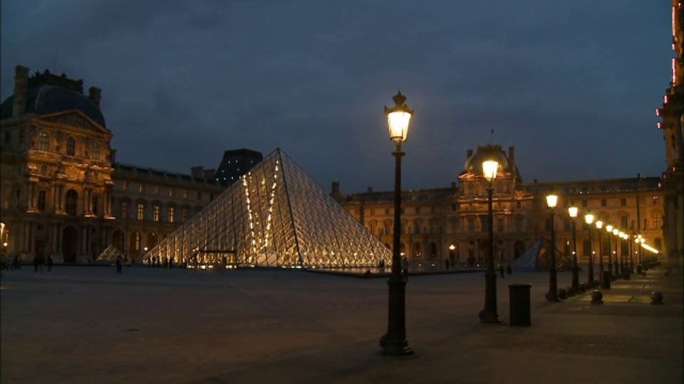 晚上，游客们在卢浮宫广场周围转来转去。视频下载